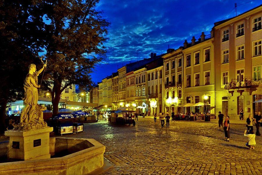 Ploshcha-Rynok-Lviv-in-Ukraine.jpg